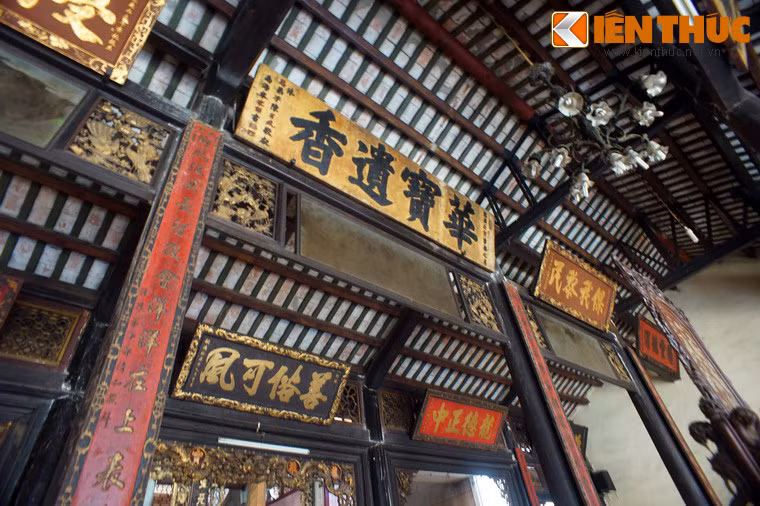 Bộ khung gỗ kết cấu kiểu kẻ chuyền và các cột gỗ kê trên chân đế bằng đá tạo cho đình thêm nét cổ kính. Trên cột và các đà ngang treo nhiều hoành phi, câu đối, phần lớn được làm từ đầu và giữa thế kỷ 19.
