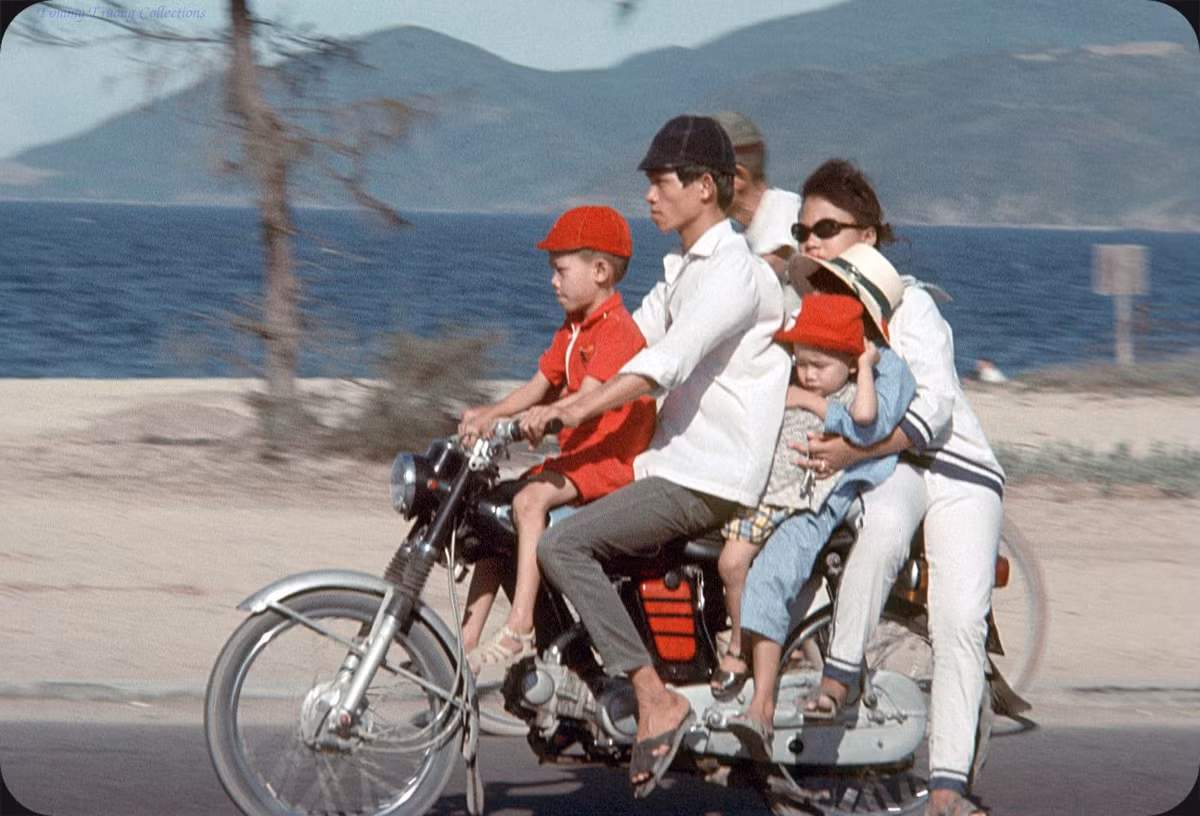 Một chiếc Honda SS50 "siêu tải" với hai vợ chồng và ba đưa con nhỏ.