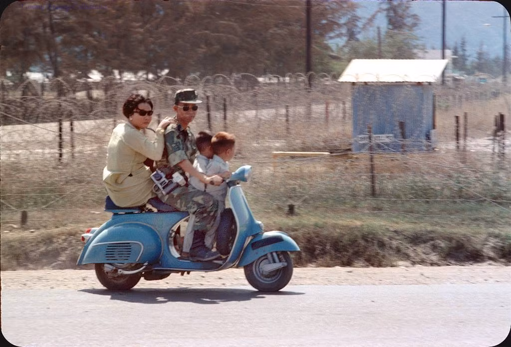 Một gia đình trên chiếc Vespa.