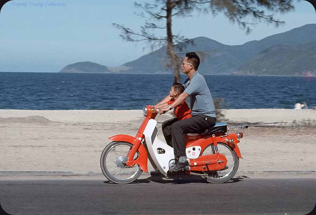 Hai bố con trên chiếc Honda Dame C50 đỏ.