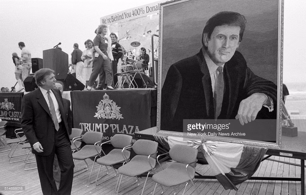 Ông Donald Trump nhìn bức chân dung của mình trong bữa tiệc sinh nhât tổ chức ở thành phố Atlantic, ngày 26/6/1990. Ảnh: Getty Images.