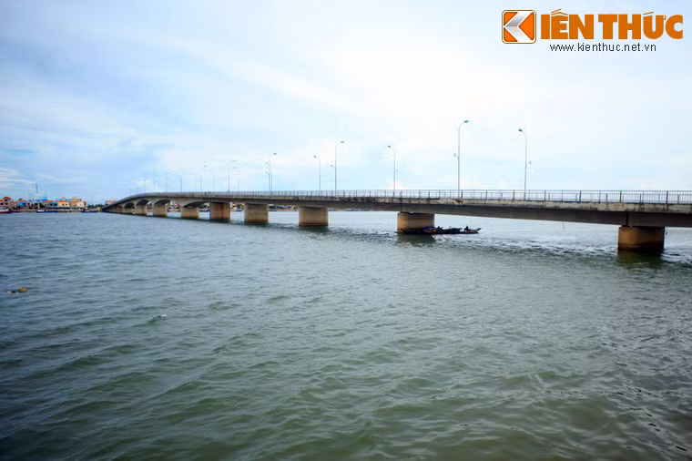 Từ bến phà Quán Hàu ở Đồng Hới, lãnh tụ Fidel đã vượt sông Nhật Lệ để tiếp tục cuộc hành trình đến Quảng Trị. Ảnh: Sông Nhật Lệ ở Đồng Hới.