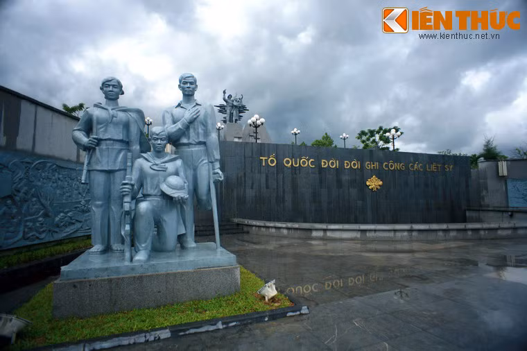 Từ Đông Hà, Chủ tịch Fidel ngược lên Đường 9 và đến Khu Chính phủ Cách mạng lâm thời Cộng hòa miền Nam Việt Nam ở huyện Cam Lộ, Quảng Trị, trước khi quay về Đồng Hới. Ảnh: Nghĩa trang Đường 9 ở Đông Hà.