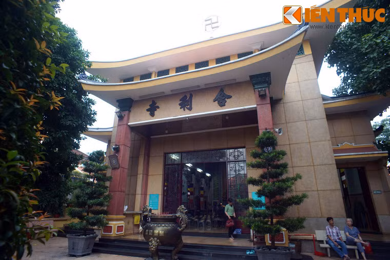 Cấu trúc của chùa bao gồm chính điện thờ Phật, giảng đường, tháp chuông, thư viện, tăng phòng, nhà trai đường, văn phòng, đoàn quán, phòng phát hành kinh sách, phòng khách và vãng sinh đường.
