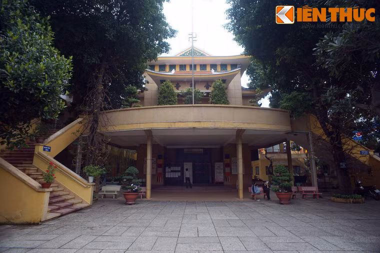Chùa Xá Lợi là ngôi chùa đầu tiên của Sài Gòn được xây dựng theo lối kiến trúc mới, trên là bái đường, phía dưới là giảng đường. Sau này, chùa Vĩnh Nghiêm cũng được xây theo lối này.