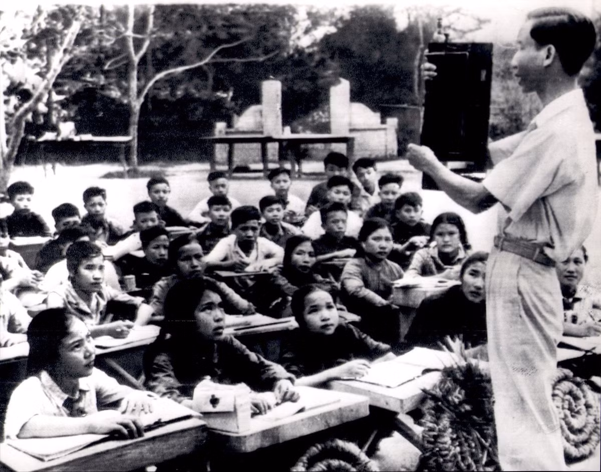 Một lớp học ngoài trời ở Hà Tây năm 1966. Ảnh: Associated Press