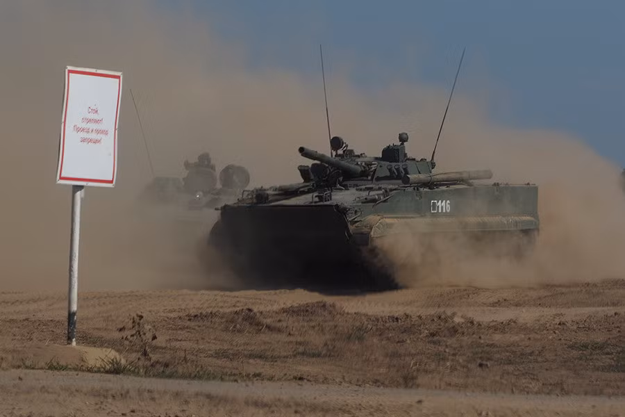 Xe chiến đấu bộ binh BMP-3 phối hợp tác chiến cùng xe bọc thép đa năng MT-LB.