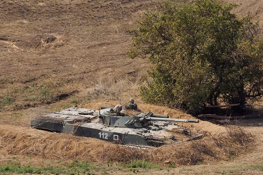 Xe chiến đấu bộ binh BMP-3 nằm trong công sự “kiên cố” bằng đất.
