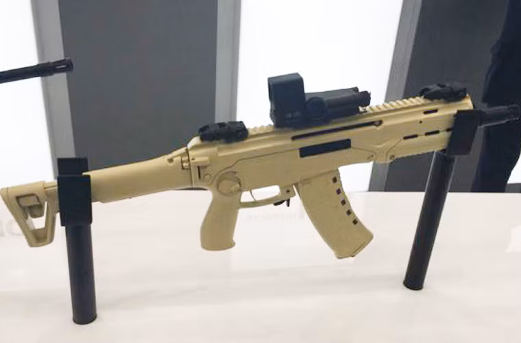 AKS-74U rất phổ biến trong lực lượng chấp pháp của Nga do nó dễ mang theo trên xe ô-tô và thậm chí dấu trong áo khoác. Với kích cỡ tương tự, Kalashnikov MA hoàn toàn có thể được tiếp thị để phục vụ trong các đơn vị cảnh sát, vệ sĩ hay những người muốn một loại súng nhỏ gọn nhưng lại mạnh hơn khẩu Uzi.