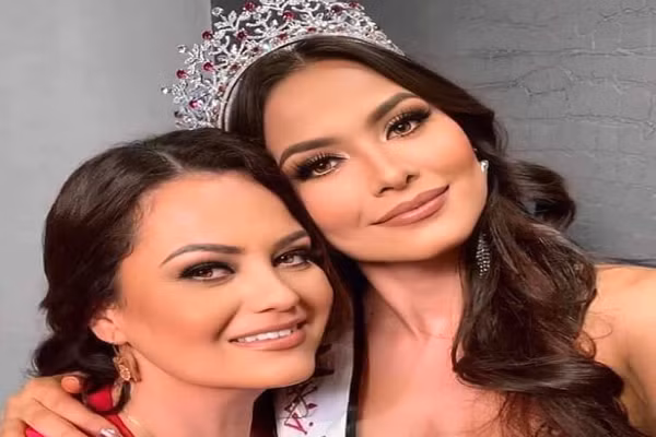 Tân Miss Universe, bị fan chê già gần bằng mẹ khi khoe ảnh chụp chung Tan Miss Universe, bi fan che gia gan bang me khi khoe anh chup chung