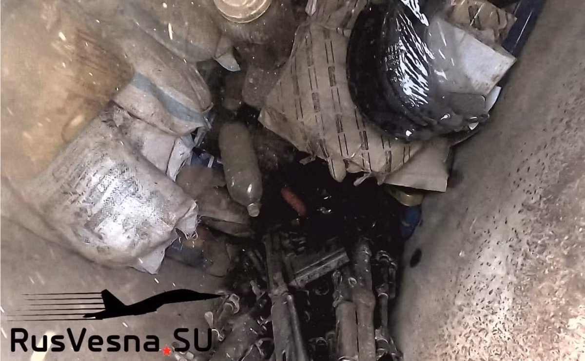 RusVesna cũng chia sẻ những bức ảnh cho thấy kho vũ khí và đạn dược gần đây đã bị Quân đội Syria và đồng minh thu giữ từ một nơi ẩn náu của IS ở miền trung Syria.