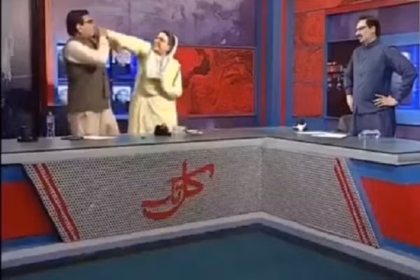 Chinh tri gia Pakistan xo xat nhau tren song truyen hinh