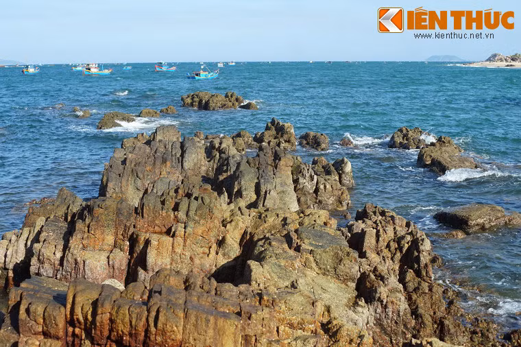 Khung cảnh kỳ vĩ của những dải đá ăn sâu ra mặt biển khiến du khách không khỏi choáng ngợp.