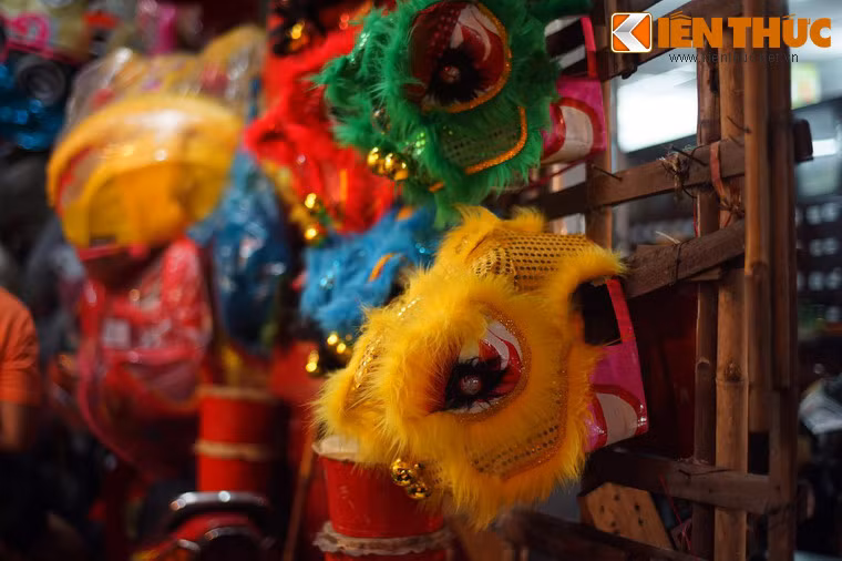 Đầu lân là sản phẩm đã được buôn bán ở khu phố này từ hàng thế kỷ trước, ngày nay đa dạng, cầu kỳ hơn về mẫu mã.