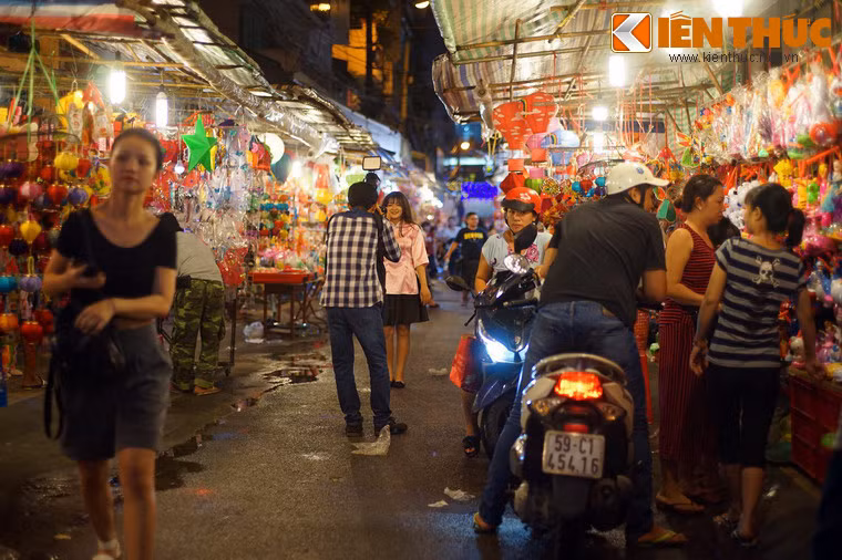 Trên dưới 100 cửa hàng ở các dãy phố này cuốn hút du khách bằng sắc màu rực rỡ của các món đồ chơi Trung thu.