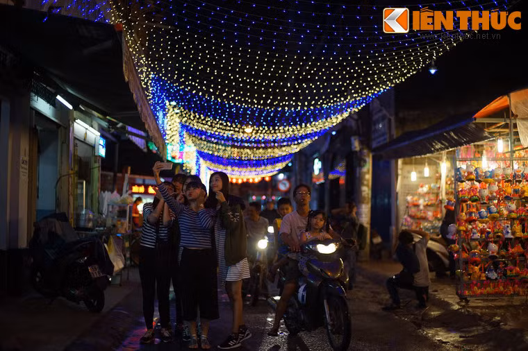 Ánh sáng rực rỡ ở khu phố đèn lồng là hậu cảnh lý tưởng cho những bức ảnh "tự sướng" đẹp long lanh.