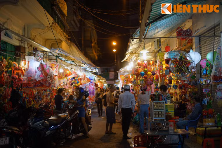 Không chỉ có các bậc phụ huynh đi mua quà cho trẻ em hoặc mua đồ trang hoàng nhà cửa, phố đèn lồng còn thu hút rất đông khách du lịch đến tham quan.