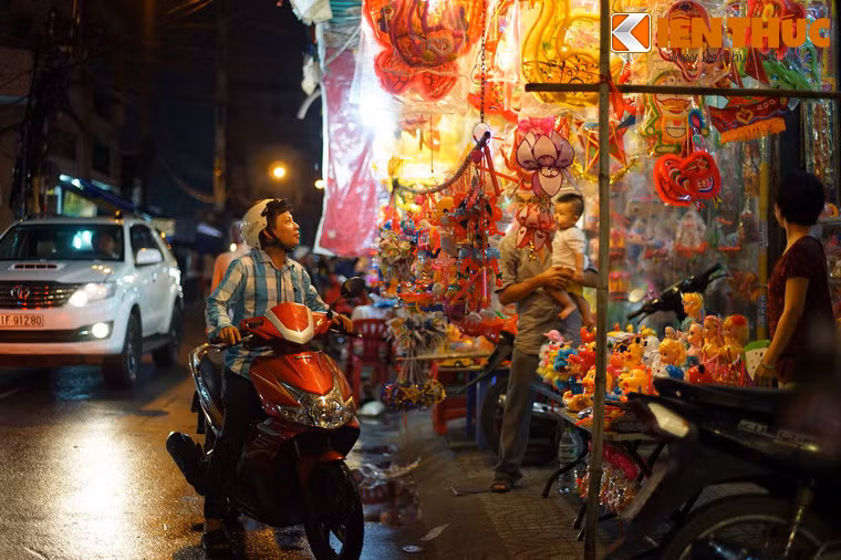 Những dãy phố chính của khu phố đèn lồng là phố Lương Nhữ Học, Phú Đinh, Nguyễn Án, đã bắt đầu nhộn nhịp từ trước Tết Trung thu một vài tuần lễ.