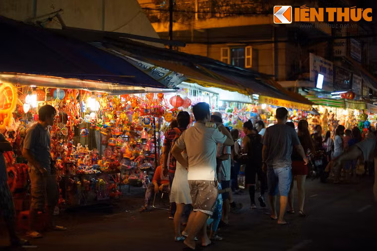  Phố đèn lồng Sài Gòn là tên gọi dân dã của khu phố chuyên bán sản phẩm phục vụ Tết Trung thu ở quận 5, TP HCM.
