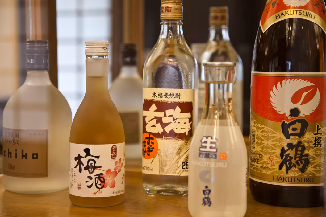 Rượu mơ và rượu sake Nhật bản được bày trong một nhà hàng ở Bình Nhưỡng. Ảnh: Hiroji Kubota/ Magnum Photos.