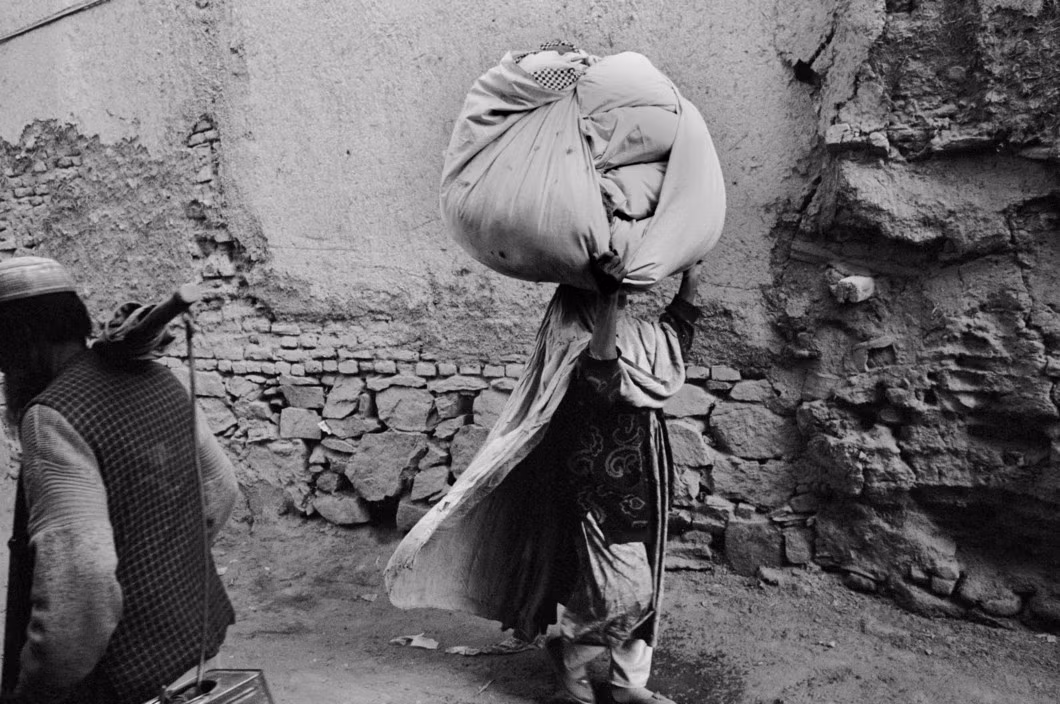 Một người phụ nữ vác hàng hóa trên đầu theo kiểu truyền thống của người Afghanistan. Ảnh: A. Abbas/ Magnum Photos.