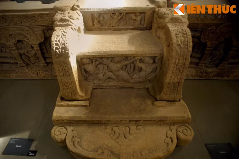 Mặt trước đài thờ Mỹ Sơn E1 là một bậc cấp nhỏ, thành của bậc cấp là một bức chạm tả cảnh ba người trong điệu múa khăn.