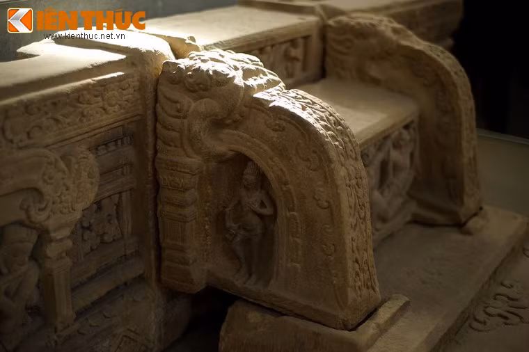 Bố cục và điêu khắc trên đài thờ mang tính biểu tượng rất cao. Trước hết, tác phẩm đã tái hiên hình ảnh một ngôi tháp Chăm theo cách thức rất cô đọng.