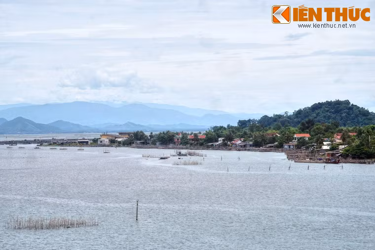 Những năm gần đây, hoạt động du lịch nghỉ dưỡng bắt đầu được phát triển ở đầm Cầu Hai. Dù vậy, tiềm năng của đầm nước này vẫn còn rất lớn.