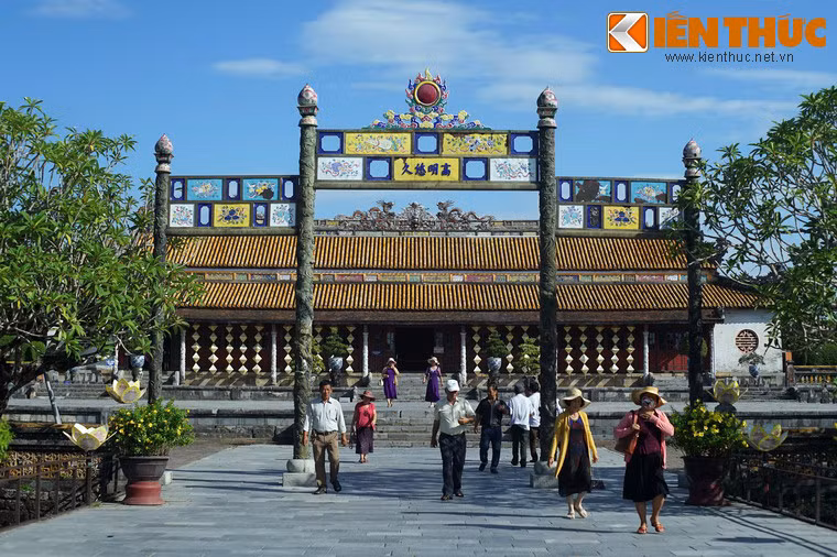 Những cánh cổng này được xây kiểu “long vân đồng trụ”, dựng bằng bốn cột đồng được đúc nguyên khối.