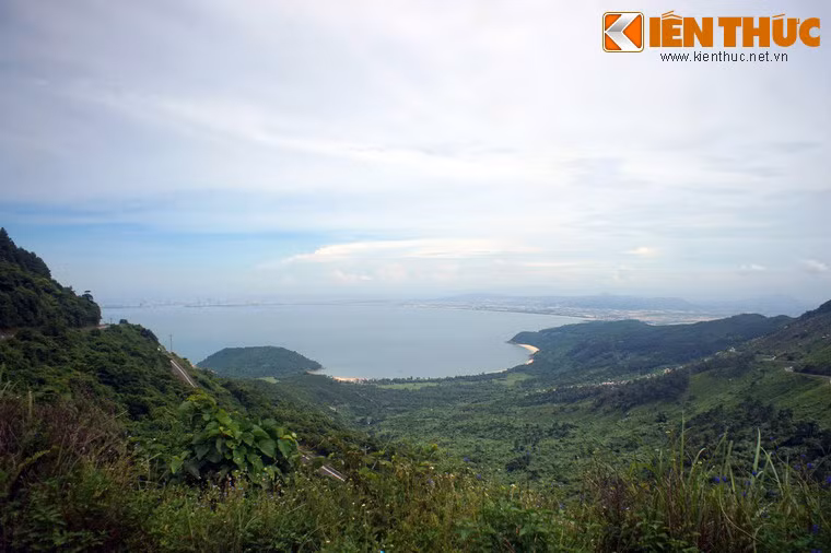 Vùng vịnh này có diện tích rộng 116km2, chu vi 46km, nằm gọn trong lòng bờ biển hình cánh cung dài chừng 30 km, trải từ chân sườn núi Hải Vân ở phía Bắc tới bán đảo Sơn Trà ở phía Đông Bắc.