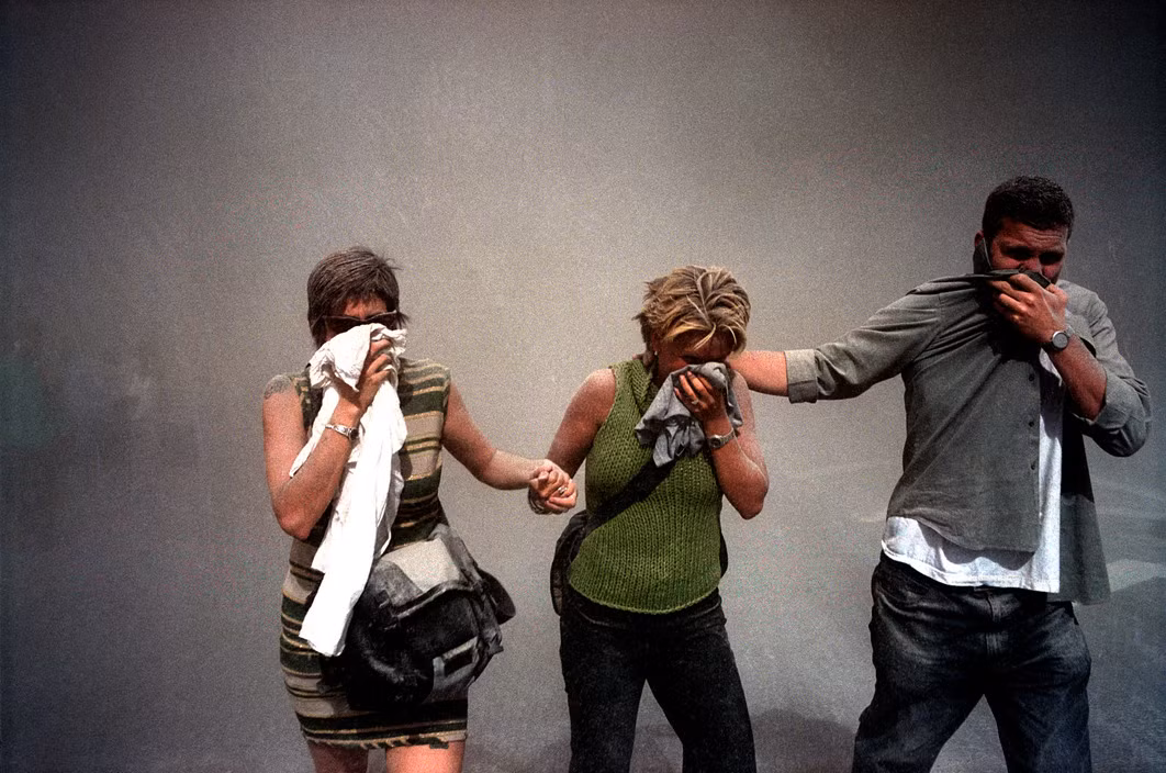 Người dân dùng áo và khăn để che bụi khi bỏ chạy. Ảnh: Susan Meiselas/ Magnum Photos.