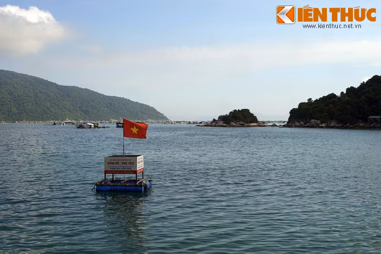 Không chỉ là thắng cảnh đẹp, vịnh Vũng Rô còn là một di tích lịch sử gắn với huyền thoại đường Hồ Chí Minh trên biển.