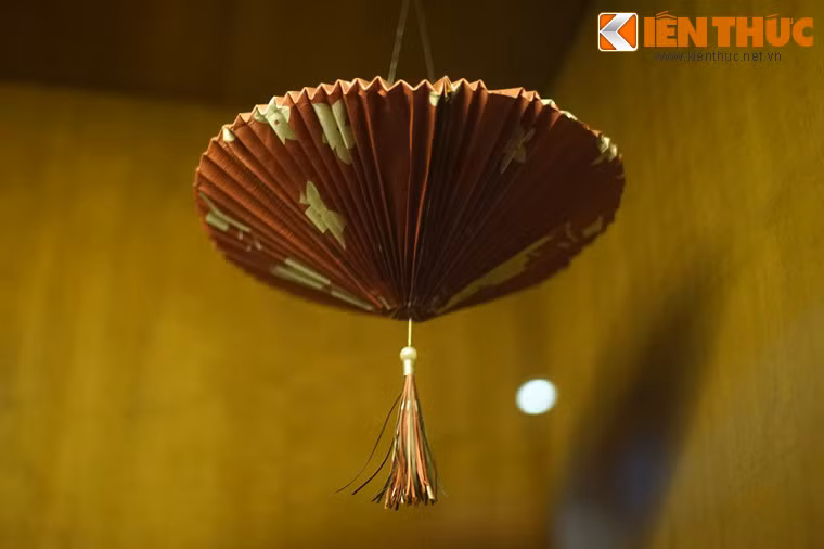 Đèn xếp là dạng đèn lồng Trung thu đơn giản, trẻ em có thể tự làm bằng giấy màu với một chút sự khéo tay.