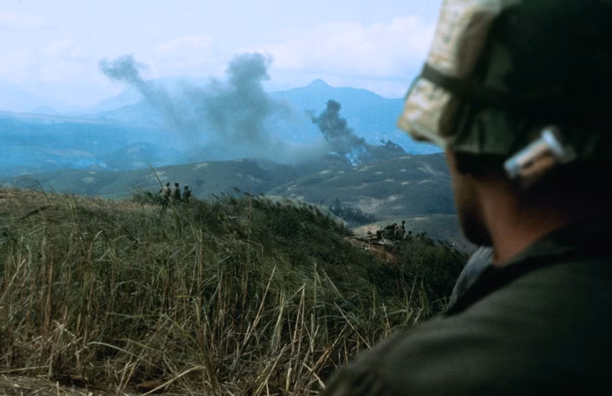 Lính Mỹ trên một cao điểm gần Khe Sanh. Ảnh: Larry Burrows.