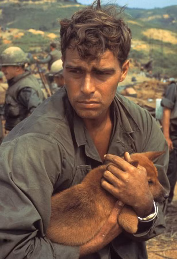 Một người lính Mỹ ôm chú chó cưng khi đang bị bao vây ở Khe Sanh. Ảnh: Larry Burrows.