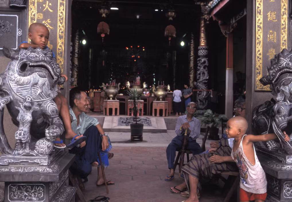 Ngoài cửa một hội quán người Hoa ở khu phố Tàu của thủ đô Rangoon, 1993. Ảnh: Hiroji Kubota/ Magnum Photos.