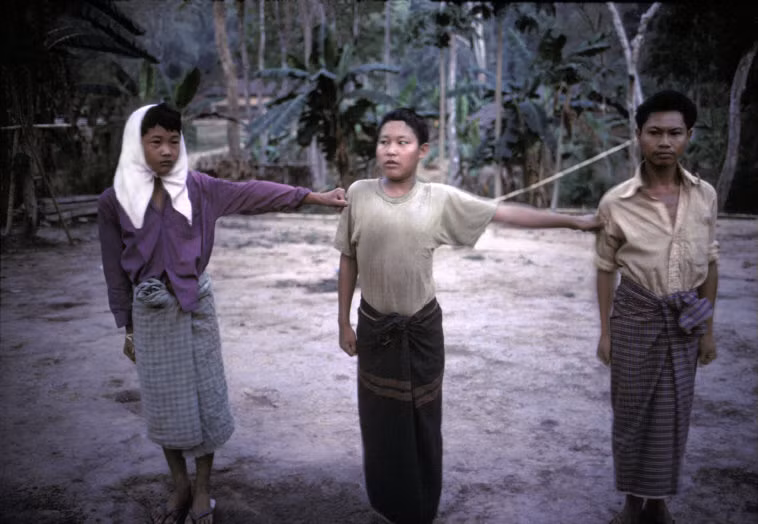 Những tân binh của phiến quân tộc người Karen trong ngày đầu nhập ngũ tại một trại lính ở Wanka, bang Karen, 1986. Ảnh: Hiroji Kubota/ Magnum Photos.