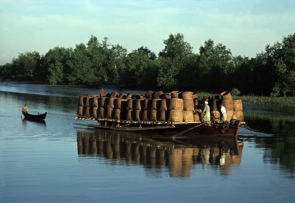 Bè mảng chở nông sản trên sông Irrawaddy, 1986. Ảnh: Hiroji Kubota/ Magnum Photos.