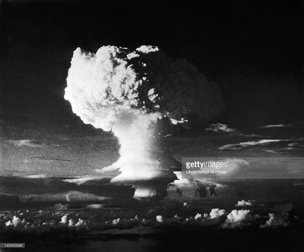 Vào ngày 1/11/1952, vụ thử bom H đầu tiên của nhân loại với mật danh Ivy Mike đã được tiến hành tại Enewetak, một rạn san hô vòng trên Thái Bình Dương thuộc quyền kiểm soát của Mỹ. Đây là một phần trong chiến dịch Ivy nhằn chạy đua vũ trang hạt nhân với Liên Xô của Lầu Năm Góc. Ảnh: Getty.
