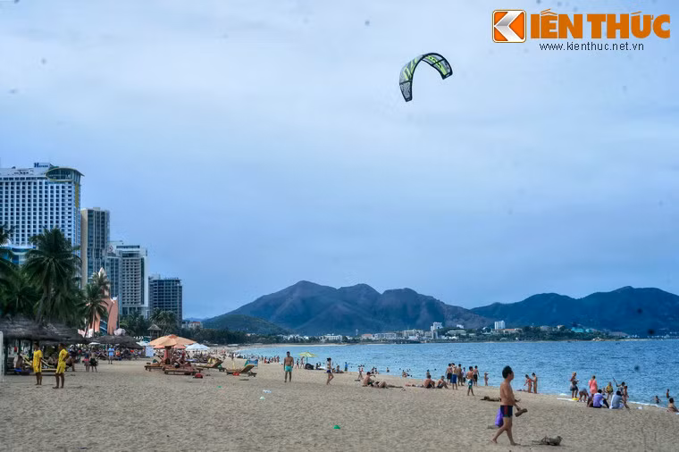 Đường ven bờ vịnh của thành phố Nha Trang là nơi tập trung với mật độ lớn các cơ sở lưu trú, nghỉ dưỡng phục vụ khách du lịch trong và ngoài nước.