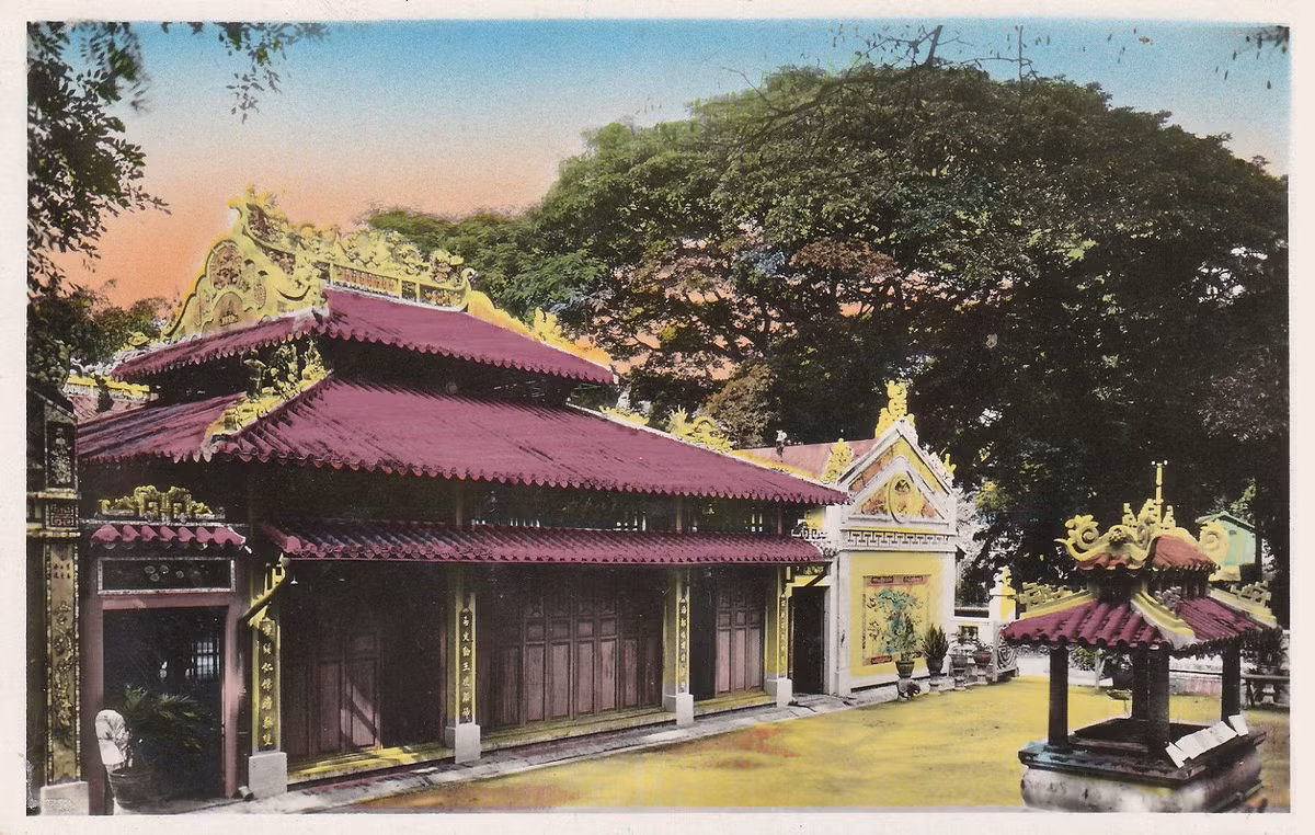 Bên ngoài khu điện thờ ở lăng Ông Bà Chiểu (lăng Lê Văn Duyệt), Sài Gòn. Ảnh tư liệu.