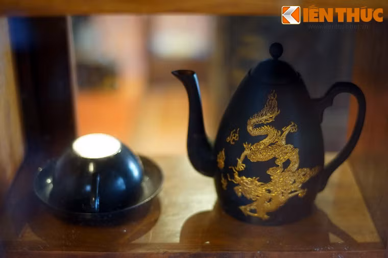 Bộ ấm chén có hình rồng vàng, đồ sứ kí kiểu thời vua Bảo Đại.