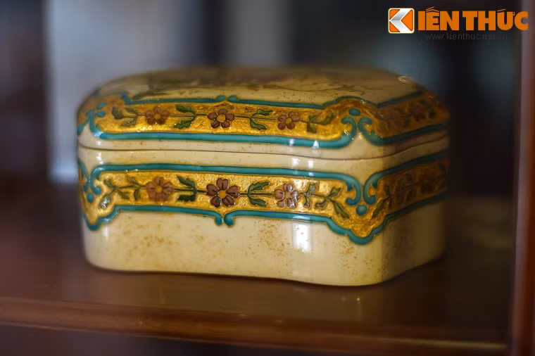 Hộp sứ trang trí họa tiết hoa lá, đồ sứ kí kiểu thời vua Khải Định.
