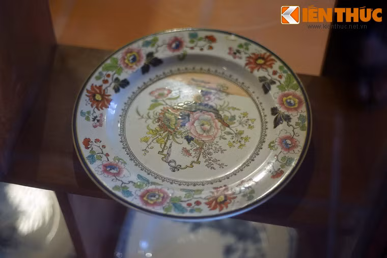Đĩa in hoa, đồ sứ kí kiểu thời vua Bảo Đại.