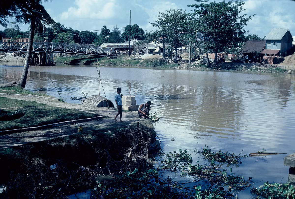 Trẻ em câu cá bên bờ kênh. Ảnh: D. Hoag.