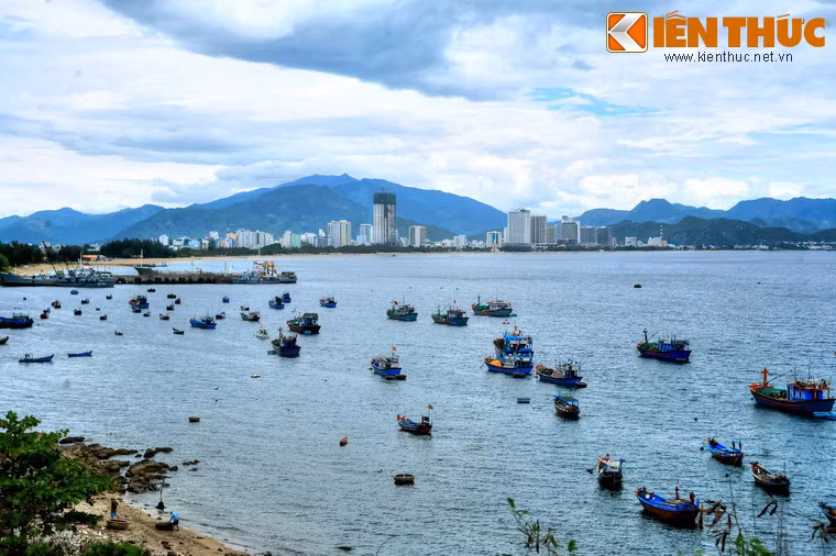 Đường ven bờ vịnh là nơi tập trung với mật độ lớn các cơ sở lưu trú, nghỉ dưỡng phục vụ khách du lịch. Nhiều đảo trong vịnh đã được đưa vào khai thác du lịch, trong đó, hòn Tre - đảo lớn nhất - là nơi thu hút nhiều du khách nhất với nhiều cơ sở nghỉ dưỡng đẳng cấp quốc tế.