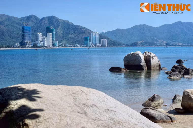  2. Vịnh Nha Trang. Thuộc địa phận thành phố Nha Trang, vịnh Nha Trang được ví như hòn ngọc của biển Đông vì cảnh quan thiên nhiên đẹp ít nơi đâu sánh bằng. Vịnh có diện tích khoảng 507km², gồm 19 đảo lớn nhỏ, trong đó Hòn Tre là đảo lớn nhất, với diện tích 32,5 km2.