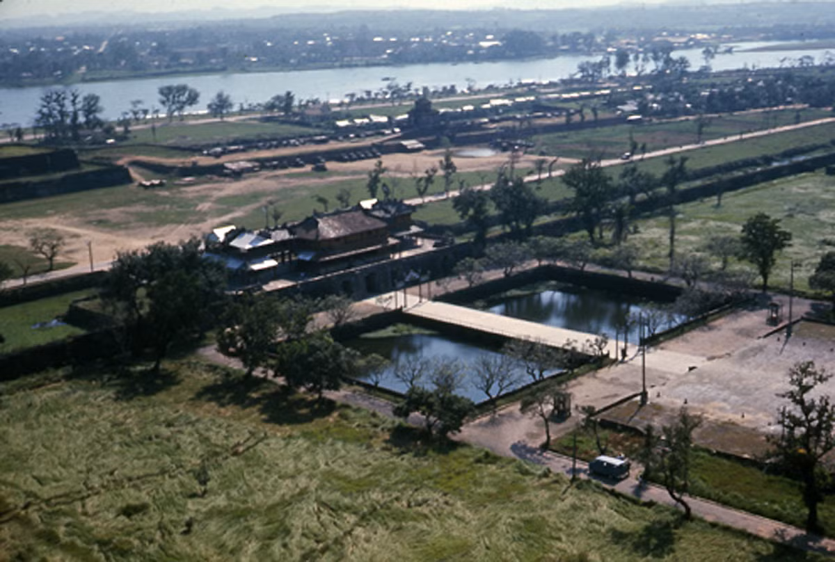 Ngọ Môn, cầu Trung Đạo và hồ Thái Dịch trong Hoàng thành. Ảnh: Vietnam Center and Archive. Ảnh: Vietnam Center and Archive.
