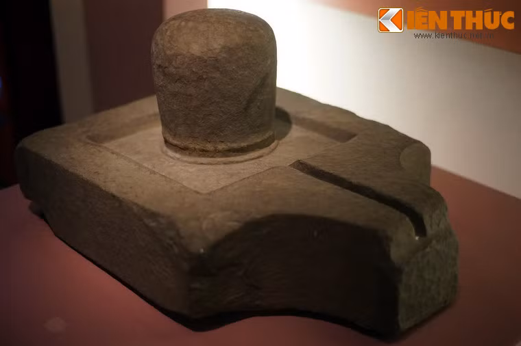 Hình tượng Linga - Yoni, sinh thực khí nam - nữ theo quan niệm của người Chăm là một đề tài xuất hiện rất phổ biến trong nền điêu khắc Chăm Pa. Ảnh: Đài thờ Linga - Yoni, niên đại thế kỷ 14-15, phát hiện tại Bình Định.