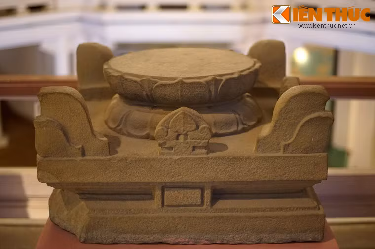Hình thức thể hiện các tác phẩm rất phong phủ, như tượng, phù điêu, đài thờ, bia đá... Ảnh: Đài thờ hình hoa sen, niên đại cuối thế kỷ 10, Trà Kiệu, Duy Xuyên, Quảng Nam.